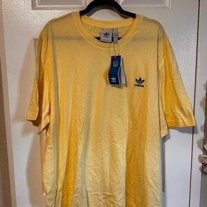 Adidas Originals yellow tee⭐️